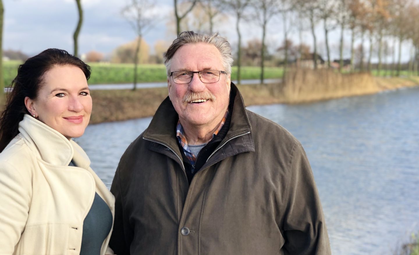 Afke Pricker-Overdiep en Marco Overdiep bij de rivier de Linge